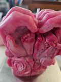 Pieds de Bébé dans des mains en forme de coeur