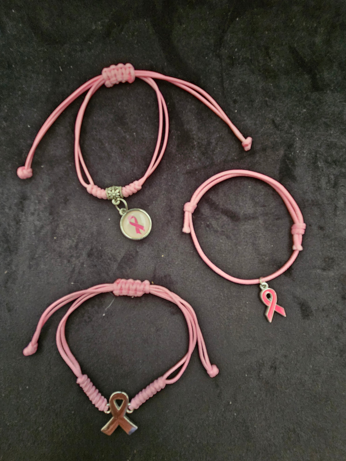 bracelets avec pendentifs différents